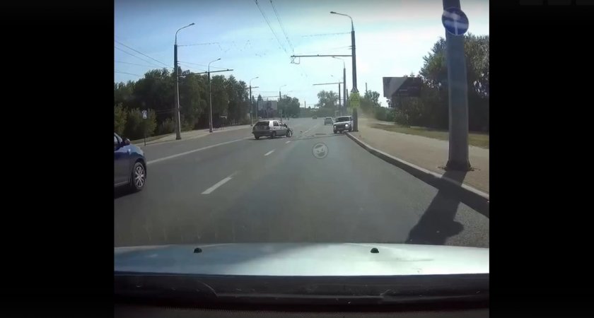 Очевидцы сняли на видео момент жесткой аварии в пензенской Терновке