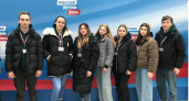 Молодые люди из Пензы участвуют в митинге, посвященному десятилетию воссоединения Крыма с Россией