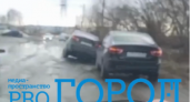 Водителей Пензы возмутило «болото» на улице Рябова, где провалилось авто