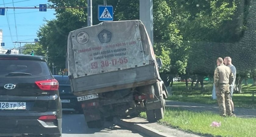 В пензенской Терновке грузовик врезался в столб