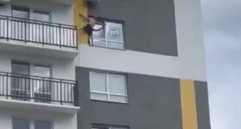 Пензенец с риском для жизни пытался залезть в окно многоэтажки на шестом этаже