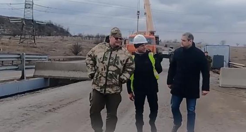 Олег Мельниченко проконтролировал работы по восстановлению моста в ДНР