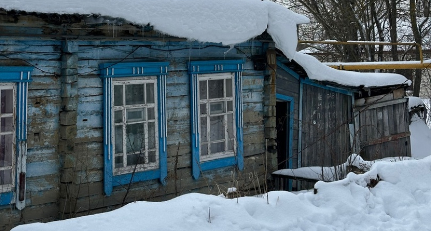 Жительница Кузнецка рассказала, как соседи превратили двор пенсионерки в "отхожее место"