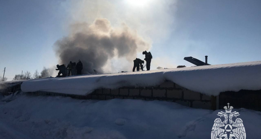 В Бессоновке на Максюшина 25 пожарных тушили крышу здания, площадью 150 кв.м.