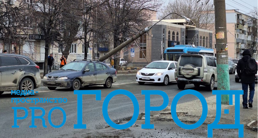 В Пензе на Суворова упал фонарный столб и повредил провода троллейбусной линии