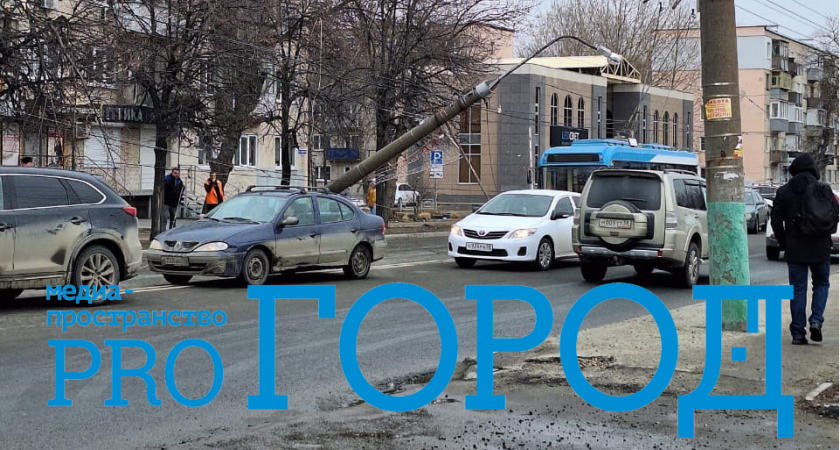 Прокуратура проводит проверку после падения опоры на улице Суворова в Пензе