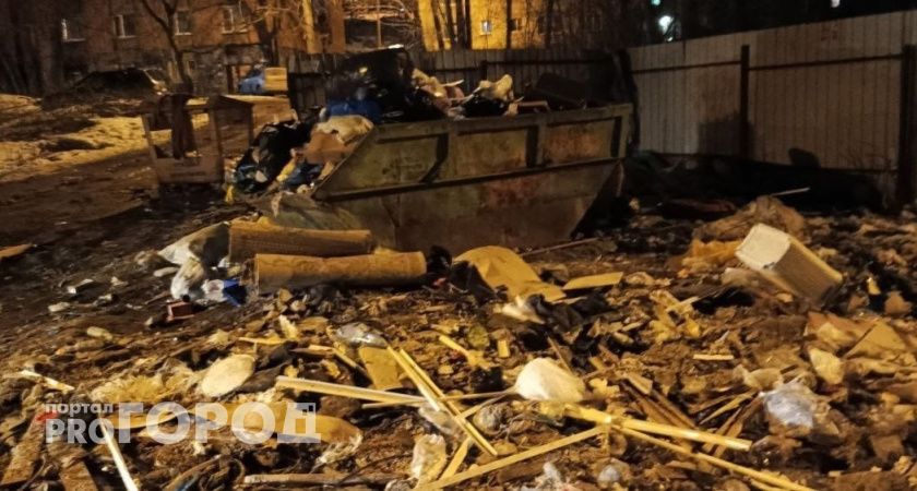 Жители домов на Ульяновской утопают в мусоре 