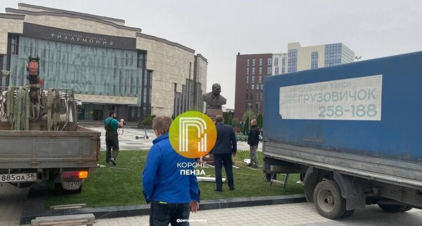 В Пензе на Юбилейной площади установили памятник Василию Бочкареву
