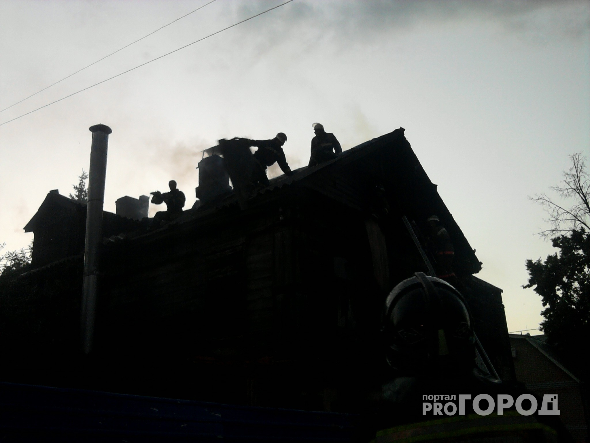 В пригороде Нижнего Ломова 12 человек тушили дом