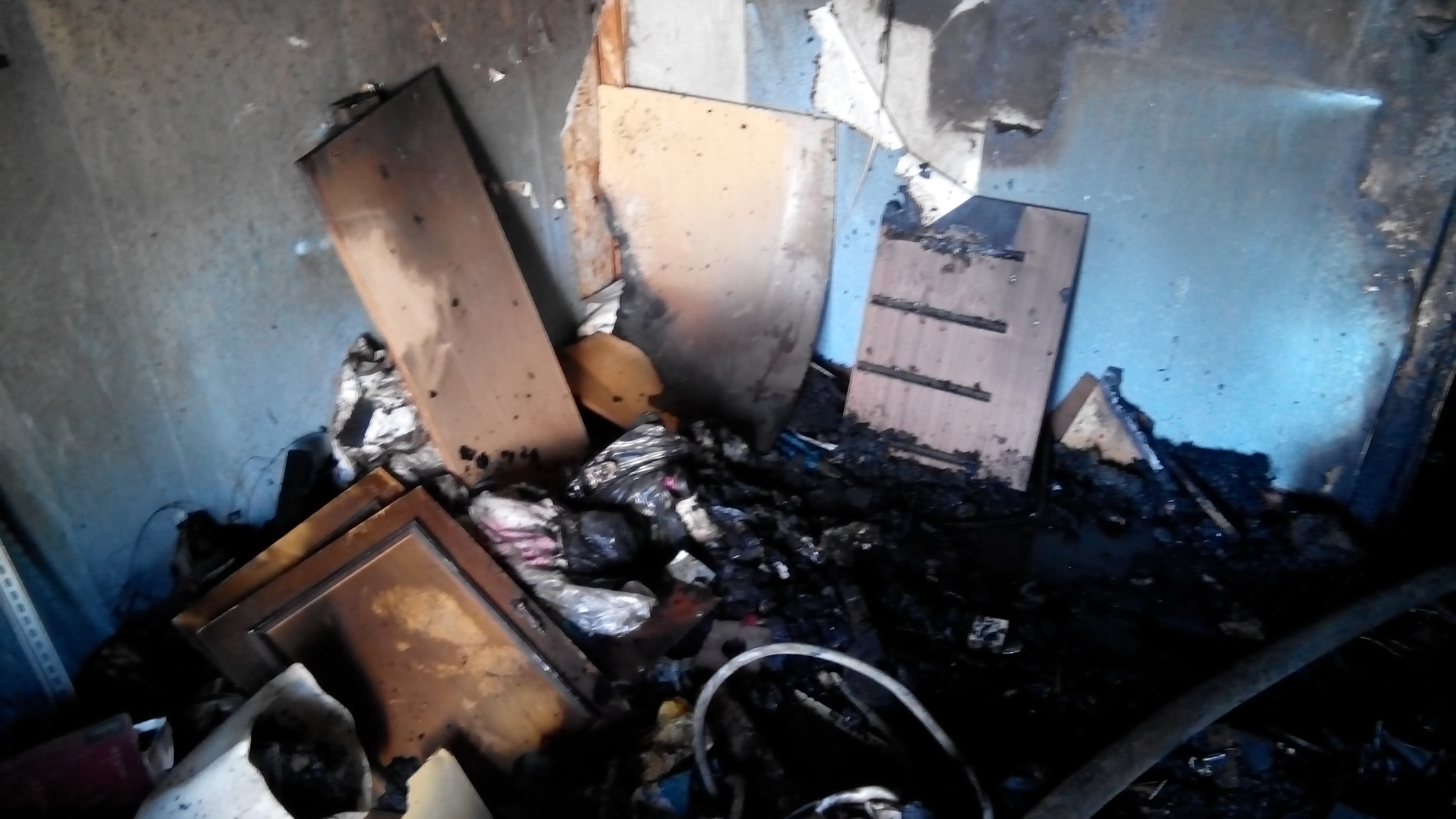 Появились фотографии с места пожара в квартире в Кузнецке
