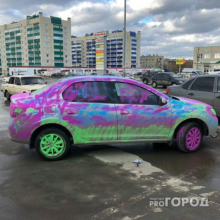Пока кузнечанин ходил в торговый центр, его автомобиль изрисовали краской