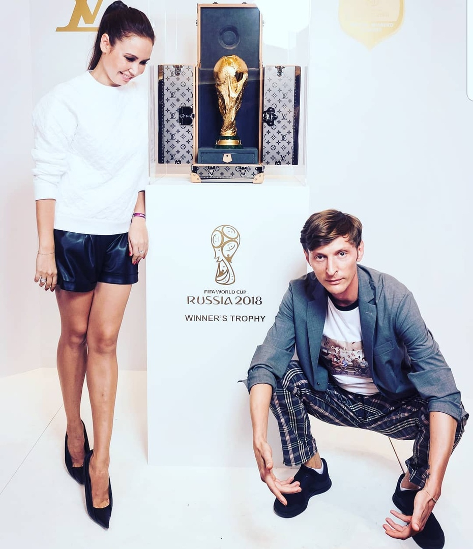 Павел Воля вошел в образ "гопника", рядом с Кубком Чемпионата Мира