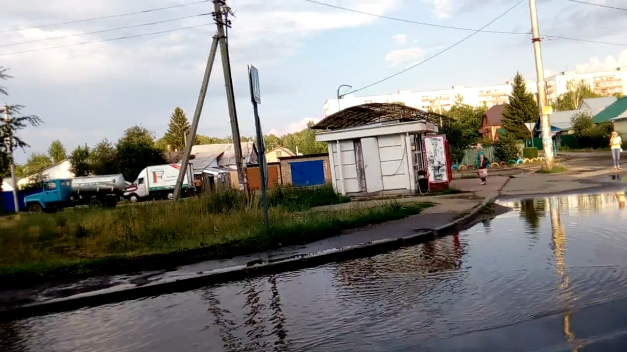 На улице Клары Цеткин пешеходный переход затопило после ливней: Видео