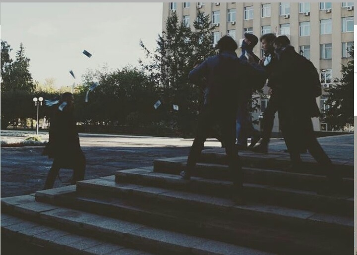 Активисты забросали фальшивыми деньгами депутата городской Думы - фото