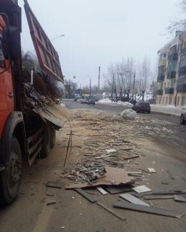В Пензе на дорогу высыпались стекло и строительный мусор