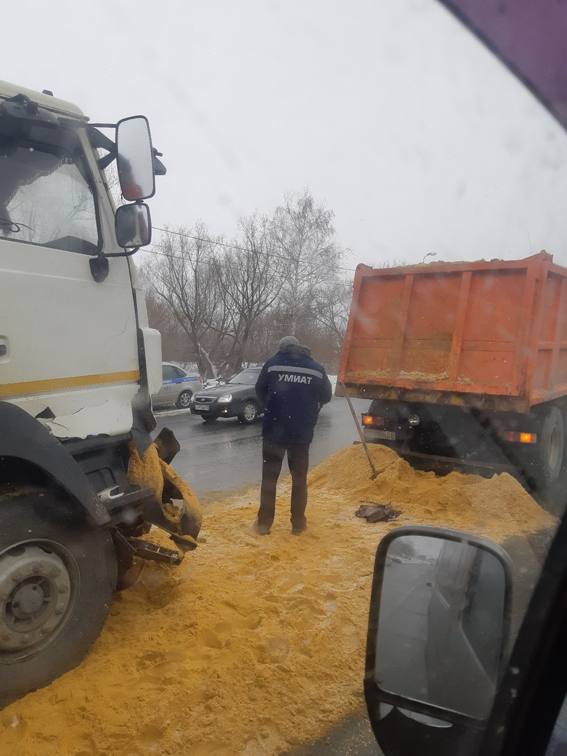 На въезде в Пензу столкнулись два грузовика с песком: фото читателя