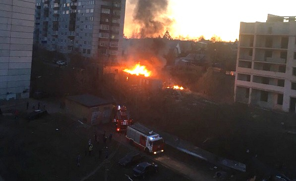 «Тут дом подожгли»: в Пензе горит здание на улице Кижеватова