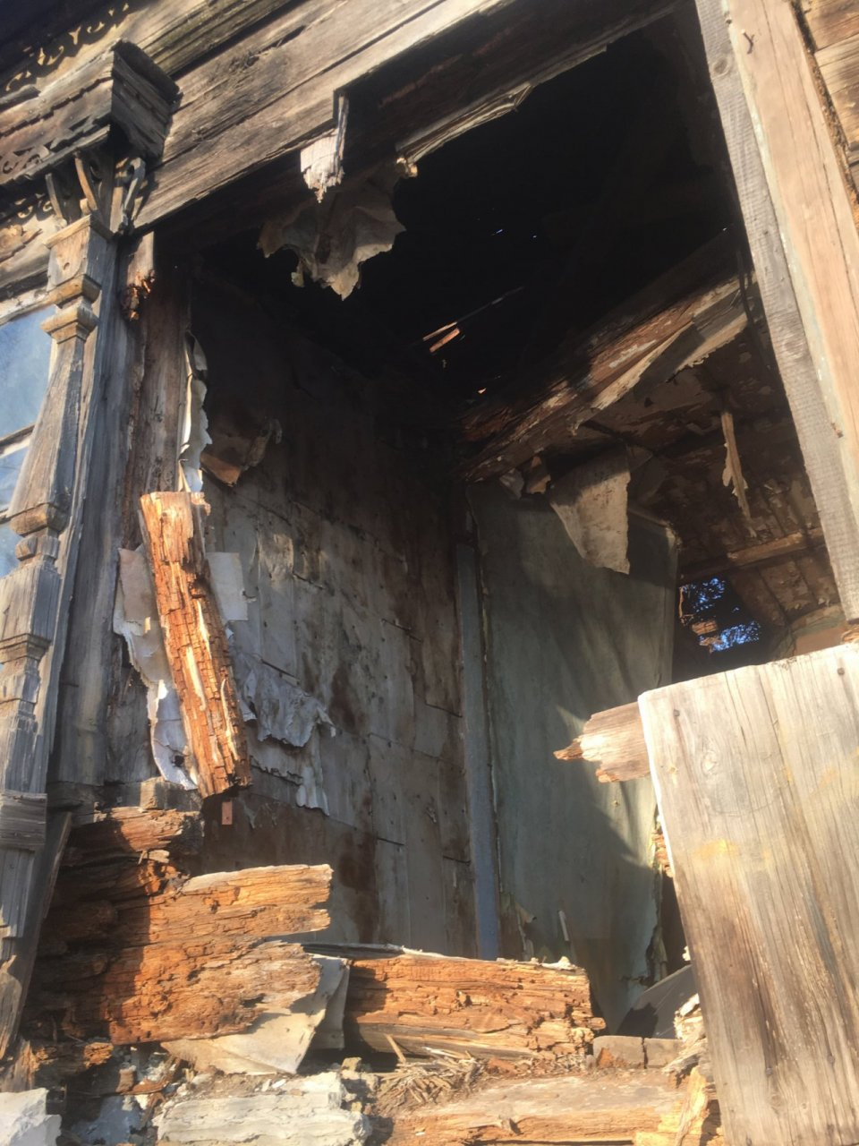 "Может быть пожар": пензенцы боятся за свою жизнь из-за заброшенного дома