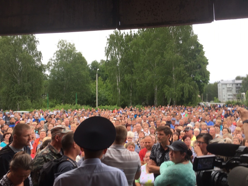 "Народ бунтует": появились фото с собрания местных жителей в Чемодановке