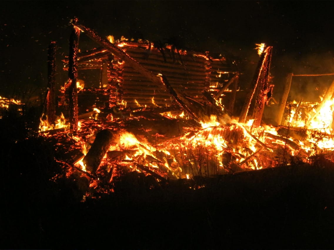 Сгорело все: в Пензенской области на пепелище нашли дедушку