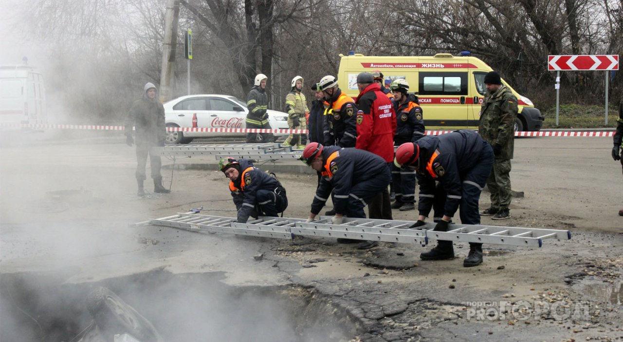 Трагедия на Аустрина: спасатели извлекают из ямы машину с погибшими пензенцами – видео