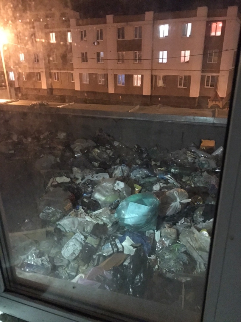 Пензенцы устроили мусорку из козырька подъезда