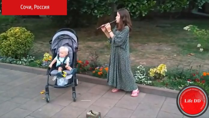 Полуслепая женщина из Пензы с горбом на спине играет в Сочи, чтобы прокормить ребенка