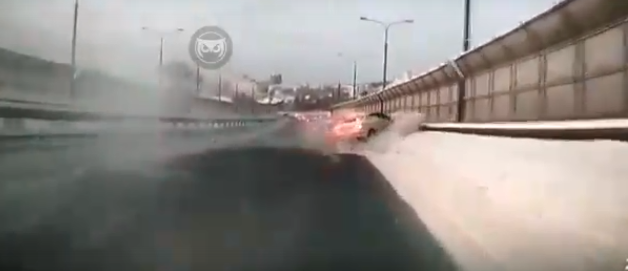 «Завилял как черт»: появилось видео абсурдной аварии на Измайловском мосту