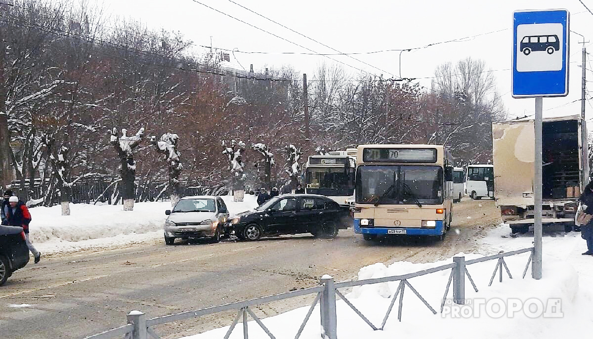 «Перекрыта вся дорога»: на улице Калинина в Пензе произошла авария