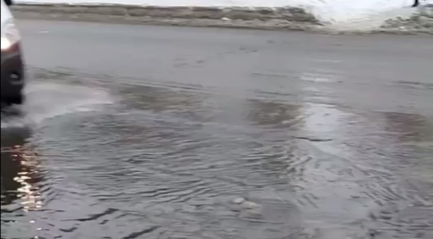В Пензе на улице 8 Марта появился «водопад» – видео