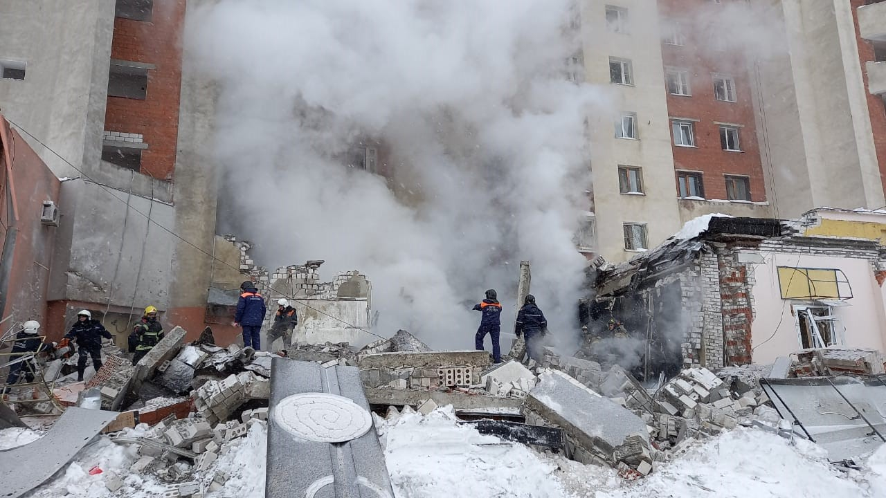 «Под завалами кричат»: в Нижнем Новгороде напротив станции метро произошёл взрыв