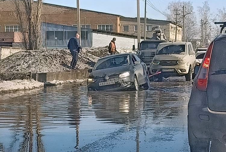 В Пензе автомобили проваливаются в воду на дорогах