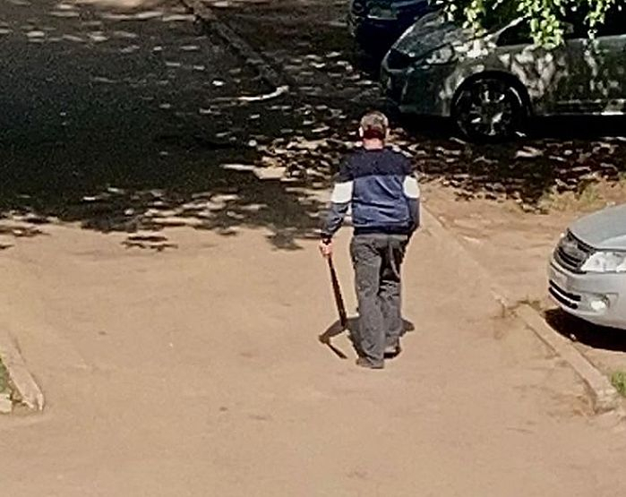 «Угрожал убить»: в Пензе мужчина с битой напал на подъезд