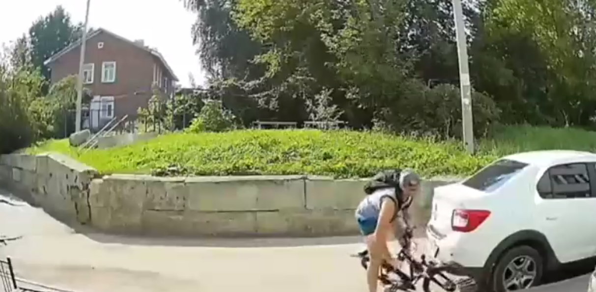 ДТП, где пензенский велосипедист "таранит" авто и скрывается, попало на видео