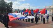 В Пензе развернули огромный флаг РФ и раздали более 1500 триколор-ленточек
