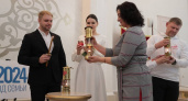 Молодоженам из Пензы во время бракосочетании вручают Семейный очаг «Сердце России» 