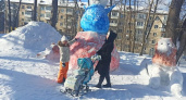 Житель Заречного построил гигантского снеговика