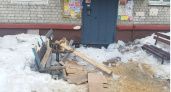 Лавочки, сломанные во время скидывания снега, на Карпинского восстановят