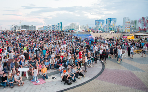 Тысячи жителей Спутника болели за сборную России на фонтанной площади