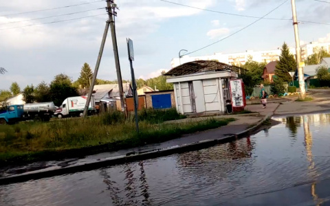 На улице Клары Цеткин пешеходный переход затопило после ливней: Видео
