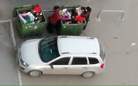 "Скоро все туда полезем": пензенцы обсудили женщин, которые роются в мусорке