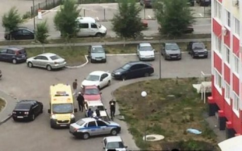«Под моим окном лежит труп»: в Пензенской области мужчина упал с балкона