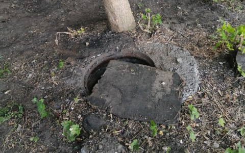 Дети в опасности: в одном из дворов Пензы не закрывают канализационный люк
