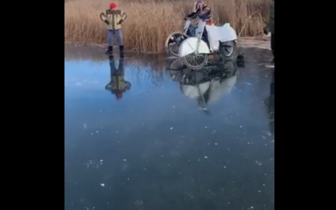 Мотогонщик в Пензе совершил «безбашенный» поступок на льду – видео
