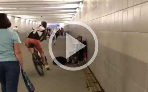 В Пензе велосипедист плюнул в сумку музыканту