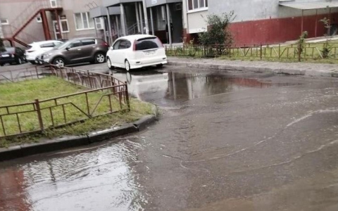 Двор в Пензе затопило водами из канализации