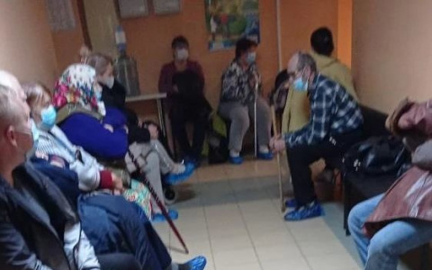 В пензенском госпитале пациенты сидели в очереди до глубокой ночи